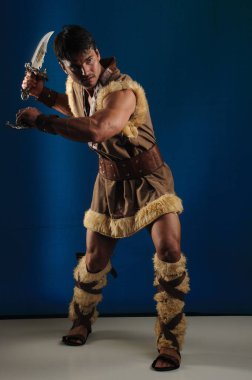 Yakışıklı adam fotoğraf için poz veriyor..