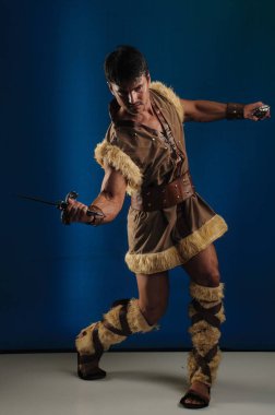 Yakışıklı adam fotoğraf için poz veriyor..