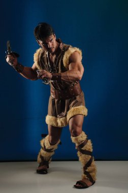 Yakışıklı adam fotoğraf için poz veriyor..