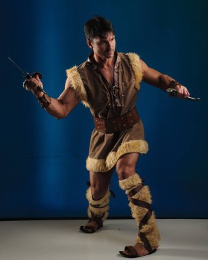 Yakışıklı adam fotoğraf için poz veriyor..