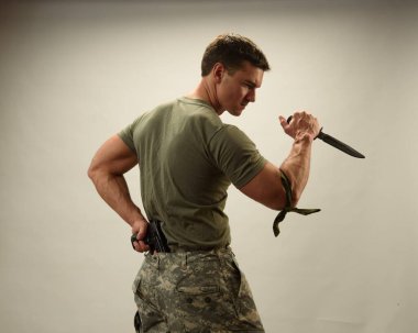 Yakışıklı adam fotoğraf için poz veriyor..