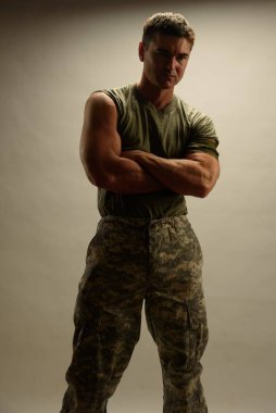 Yakışıklı adam fotoğraf için poz veriyor..