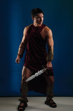 Seksi savaşçı fotoğraf için poz veriyor..