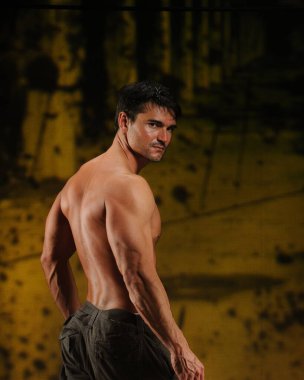 Yakışıklı adam fotoğraf için poz veriyor..