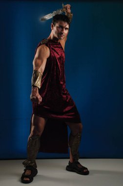 Seksi adam fotoğraf için stüdyoda poz veriyor..