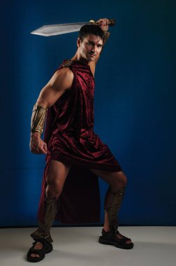 Seksi adam fotoğraf için stüdyoda poz veriyor..