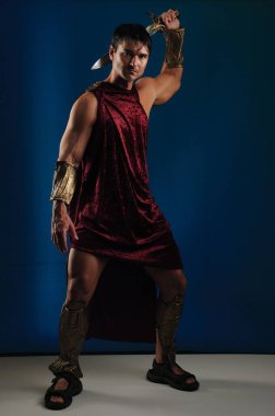 Seksi adam fotoğraf için stüdyoda poz veriyor..