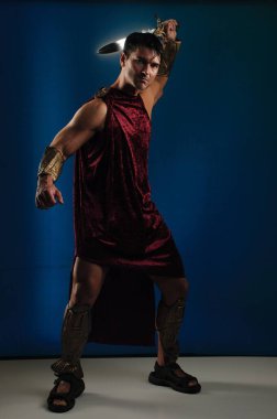 Seksi adam fotoğraf için stüdyoda poz veriyor..