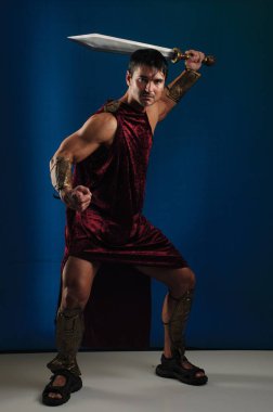 Seksi adam fotoğraf için stüdyoda poz veriyor..