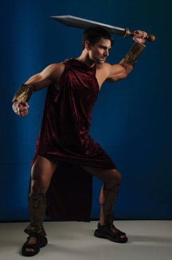 Seksi adam fotoğraf için stüdyoda poz veriyor..