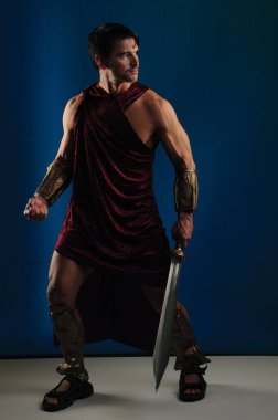 Seksi adam fotoğraf için stüdyoda poz veriyor..