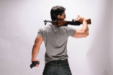 Yakışıklı adam fotoğraf için poz veriyor..