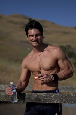 Yakışıklı adam fotoğraf için poz veriyor..