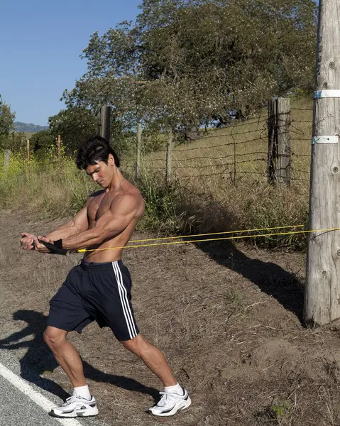 Yakışıklı adam fotoğraf için poz veriyor..