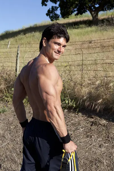 Yakışıklı adam fotoğraf için poz veriyor..