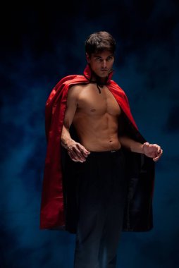 Seksi adam fotoğraf için poz veriyor..