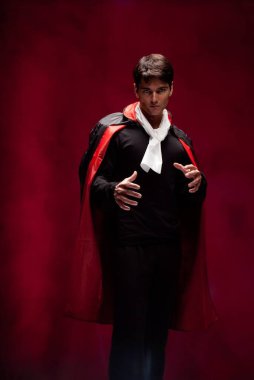 Seksi adam fotoğraf için poz veriyor..