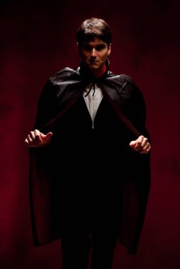 Seksi adam fotoğraf için poz veriyor..