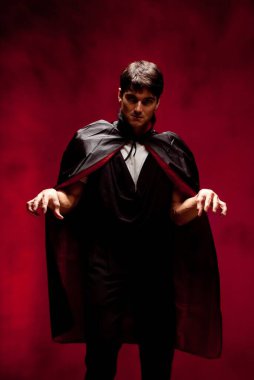 Seksi adam fotoğraf için poz veriyor..