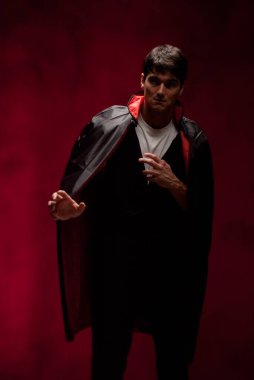 Seksi adam fotoğraf için poz veriyor..