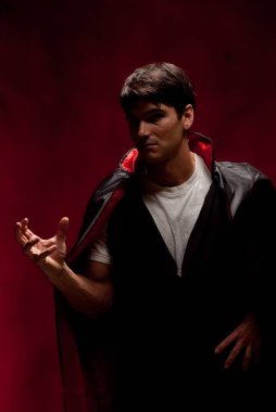 Seksi adam fotoğraf için poz veriyor..