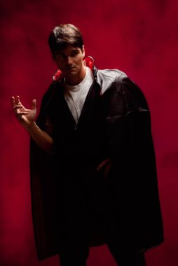 Seksi adam fotoğraf için poz veriyor..