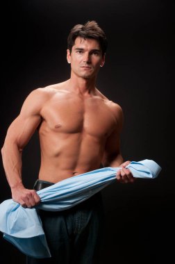 Seksi adam fotoğraf için poz veriyor..