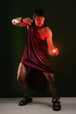 Yakışıklı savaşçı fotoğraf için poz veriyor..