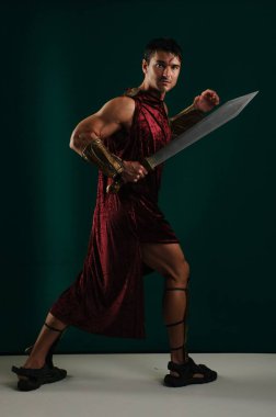 Yakışıklı savaşçı fotoğraf için poz veriyor..