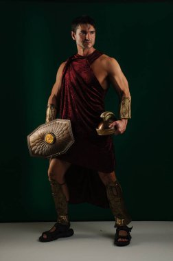 Yakışıklı savaşçı fotoğraf için poz veriyor..