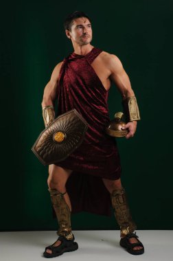 Yakışıklı savaşçı fotoğraf için poz veriyor..