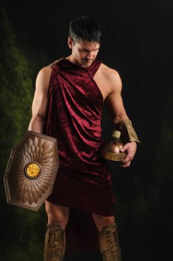 Yakışıklı savaşçı fotoğraf için poz veriyor..