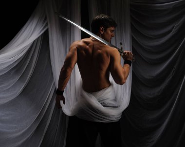 seksi adam bir kılıç tutuyor