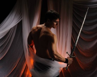 seksi adam bir kılıç tutuyor