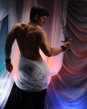 seksi adam bir kılıç tutuyor