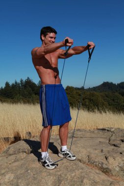 Seksi adam fotoğraf için kaslarını esnetir..