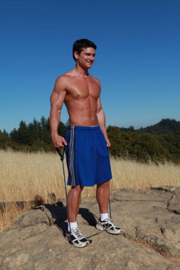 Yakışıklı adam dışarıda poz veriyor..