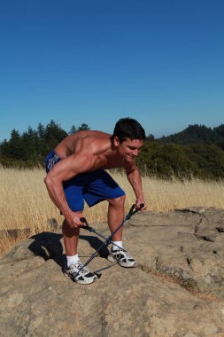 Yakışıklı adam dışarıda poz veriyor..