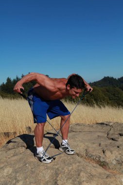 Yakışıklı adam dışarıda poz veriyor..