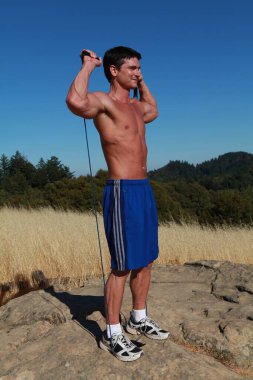 Yakışıklı adam dışarıda poz veriyor..