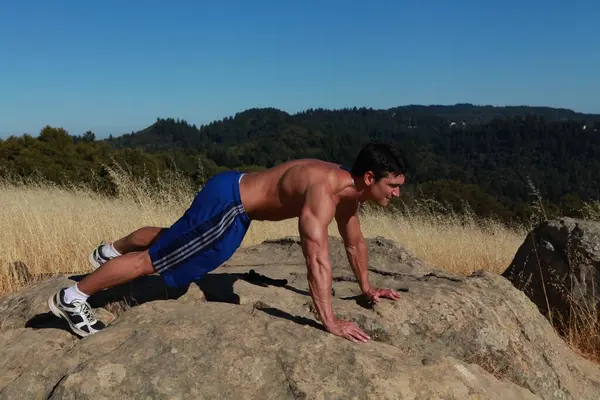 Yakışıklı adam dışarıda poz veriyor..