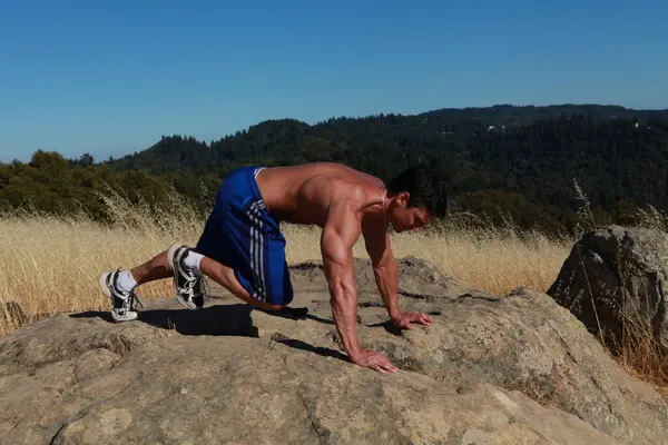 Yakışıklı adam dışarıda poz veriyor..