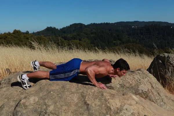 Yakışıklı adam dışarıda poz veriyor..