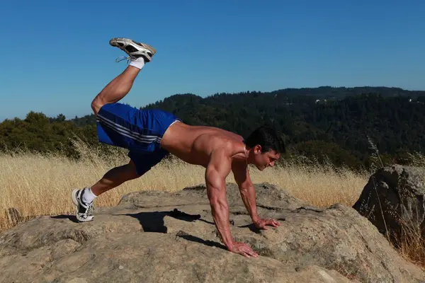 Yakışıklı adam dışarıda poz veriyor..