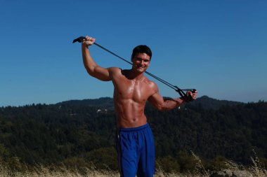 Yakışıklı adam dışarıda poz veriyor..