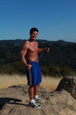 Yakışıklı adam dışarıda poz veriyor..