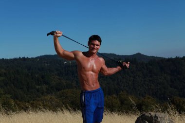 Yakışıklı adam dışarıda poz veriyor..