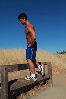 Yakışıklı adam dışarıda poz veriyor..