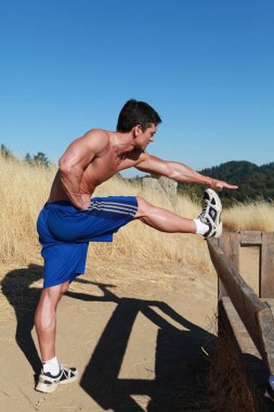 Yakışıklı adam dışarıda poz veriyor..