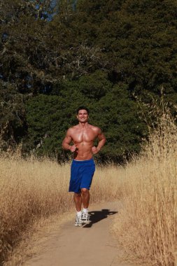 Yakışıklı adam dışarıda egzersiz yapıyor..